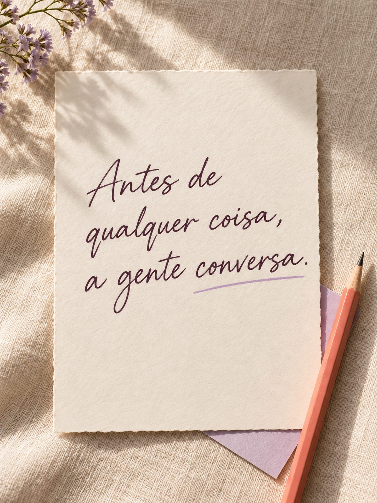 Num papel creme, a frase escrita à mão: Antes de qualquer coisa, a gente conversa.